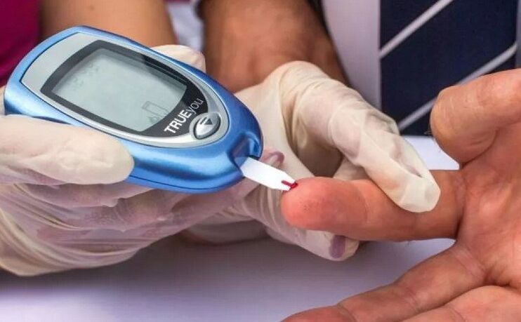 Osoba s rizikovými faktory pro diabetes potřebuje mít v krvi test na hladinu glukózy.